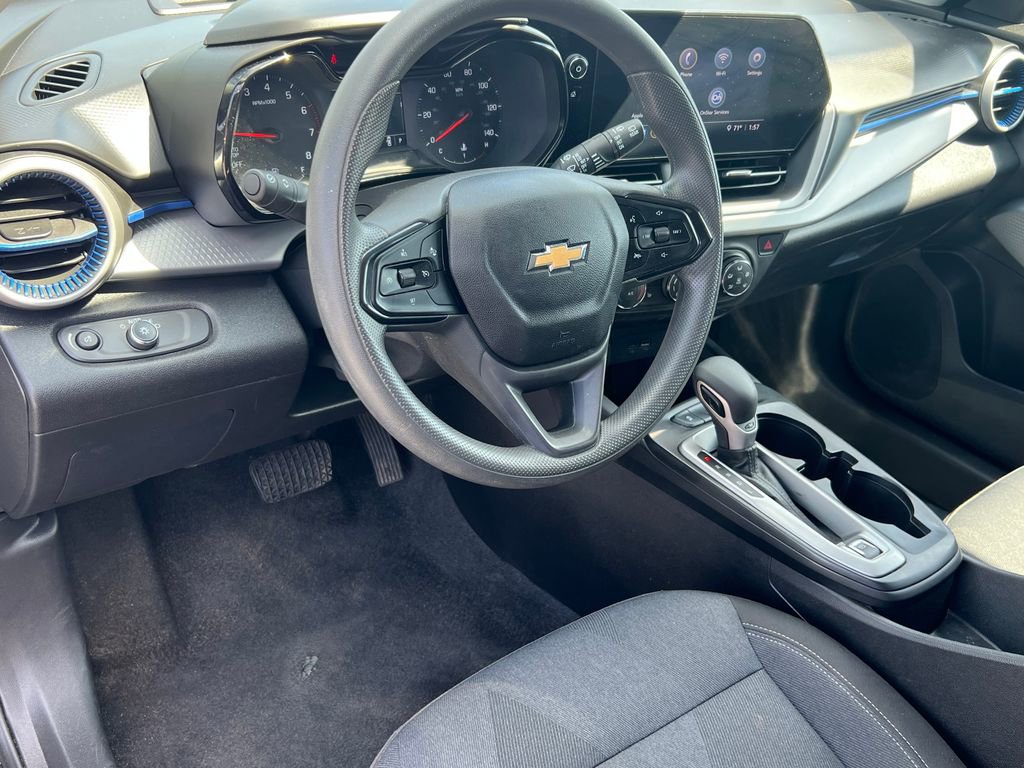 Used 2025 Chevrolet Trax LS w/ LS Convenience Package FWD image 16
