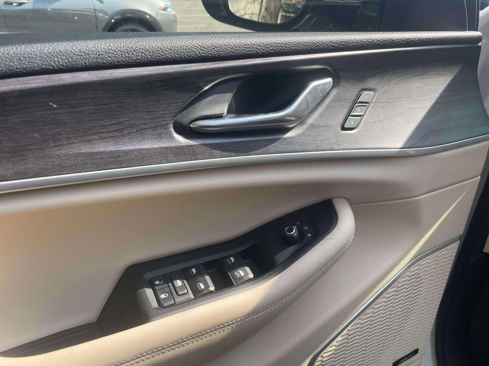 Used 2022 Jeep Grand Cherokee L Limited AWD/4WD image 18