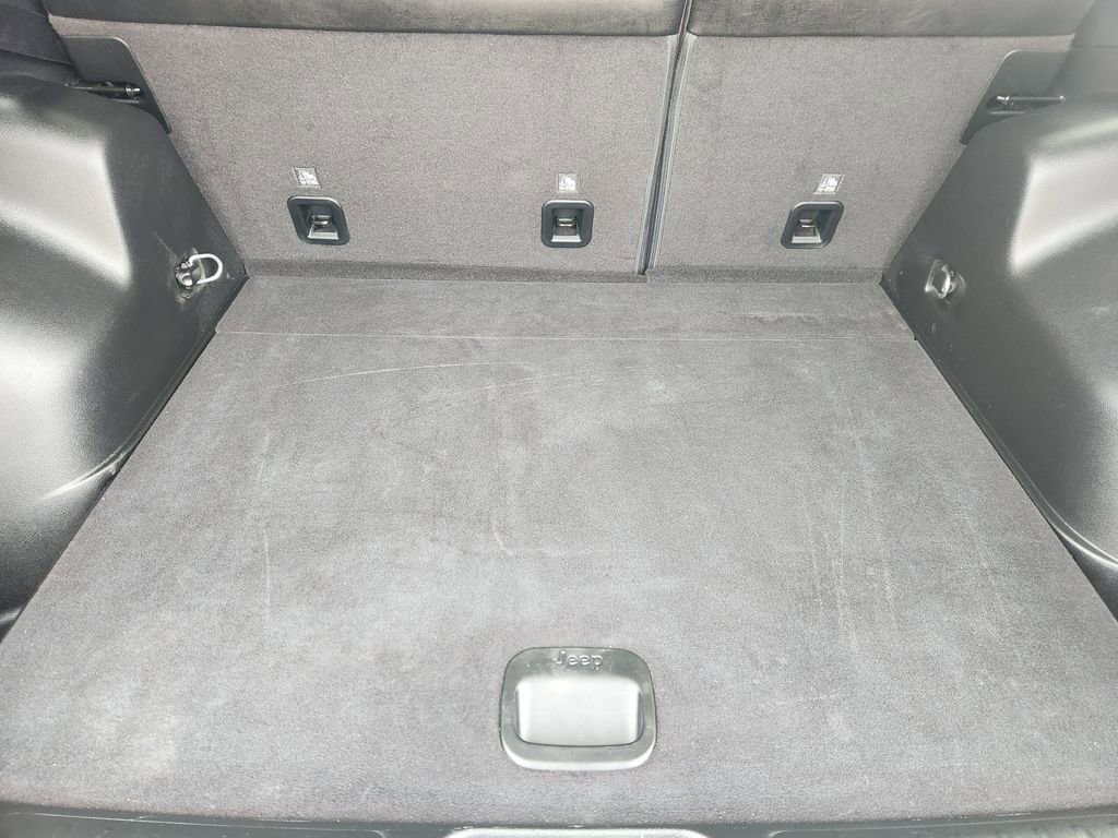 Used 2023 Jeep Cherokee Altitude Lux image 32