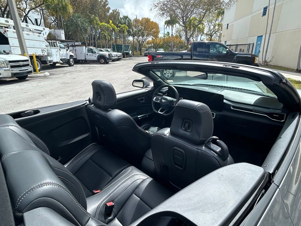 Used 2025 Ford Mustang Premium RWD image 33