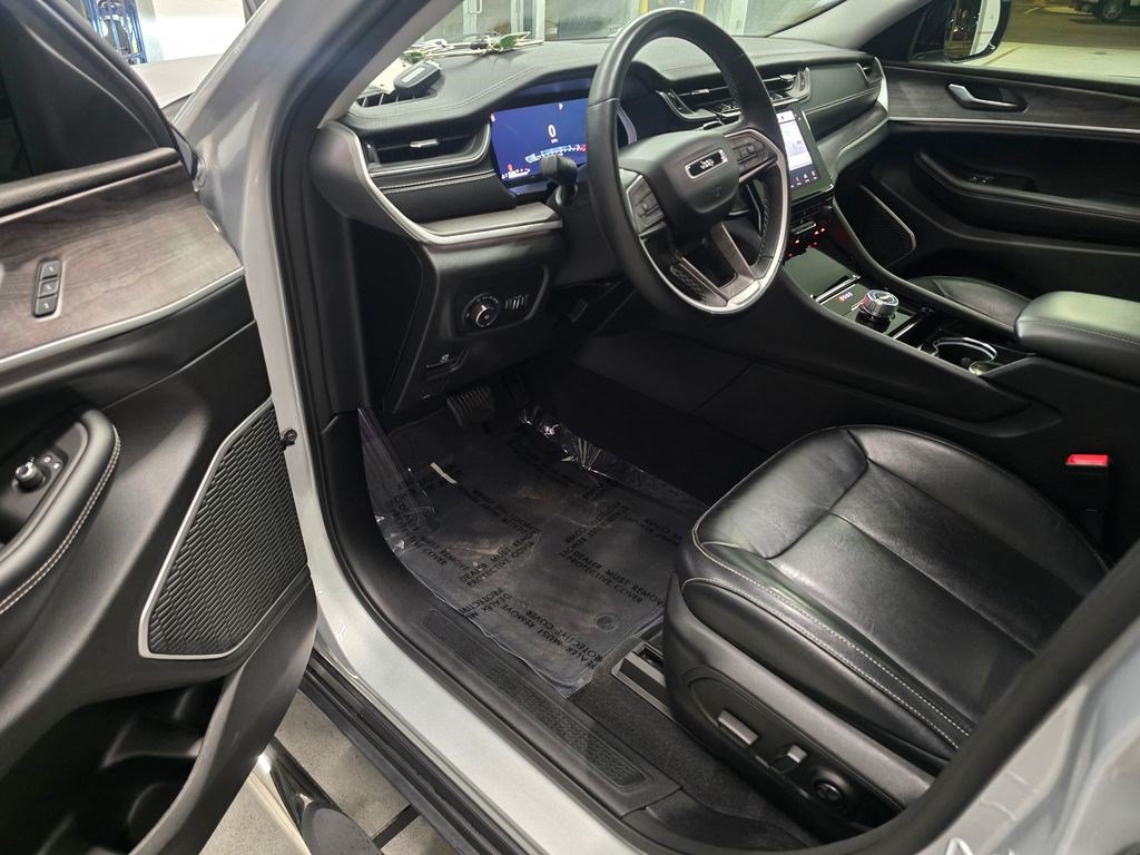 Used 2022 Jeep Grand Cherokee Limited RWD image 16