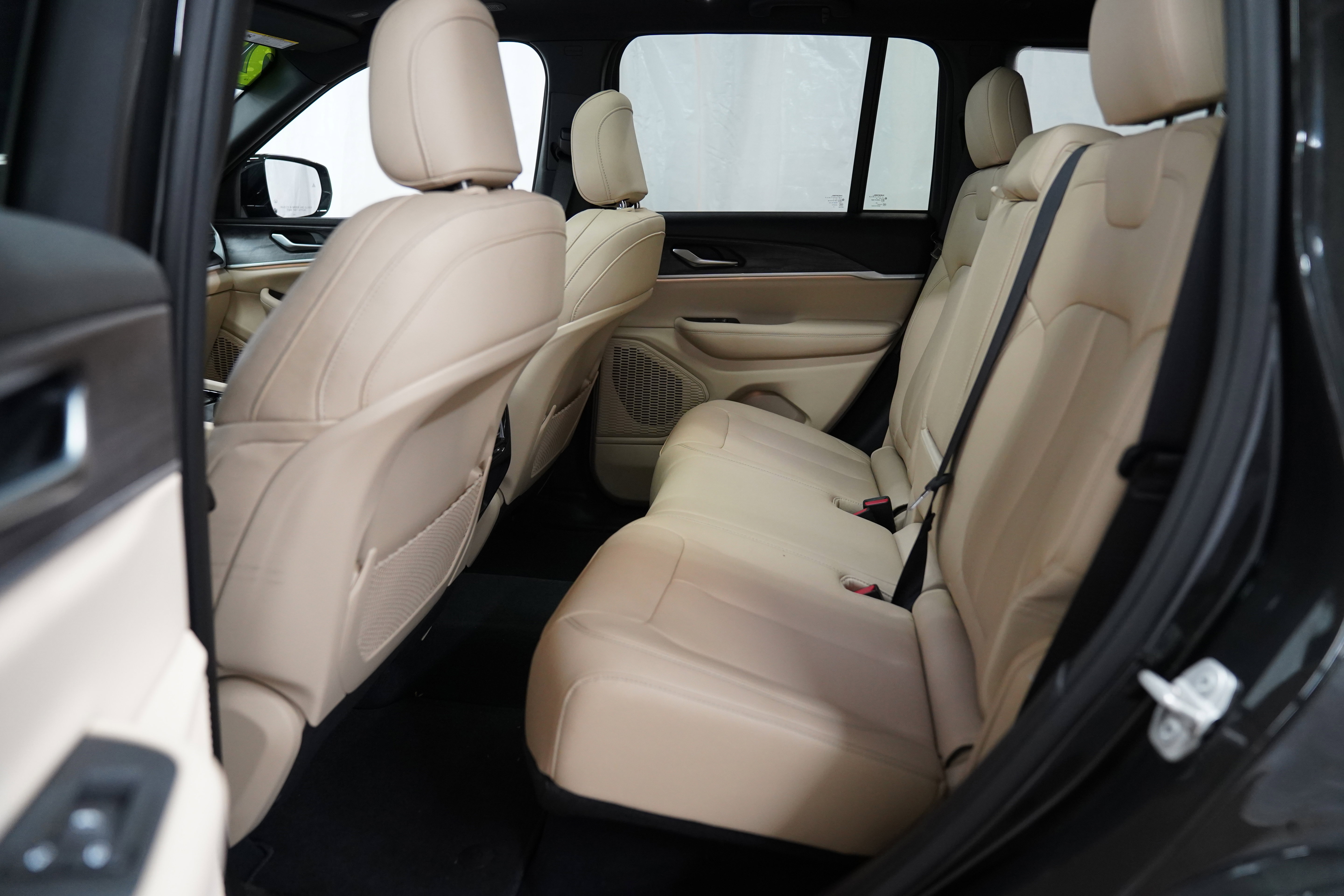 Used 2023 Jeep Grand Cherokee Limited AWD/4WD image 5