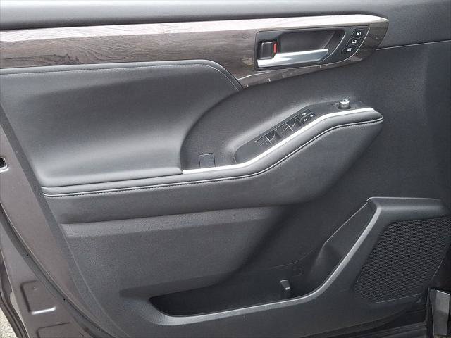 Certified 2024 Toyota Highlander Platinum AWD/4WD image 11