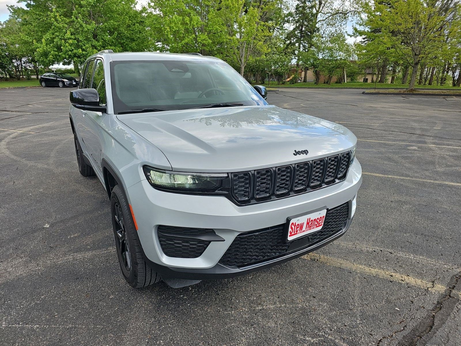 Used 2024 Jeep Grand Cherokee Altitude AWD/4WD image 8