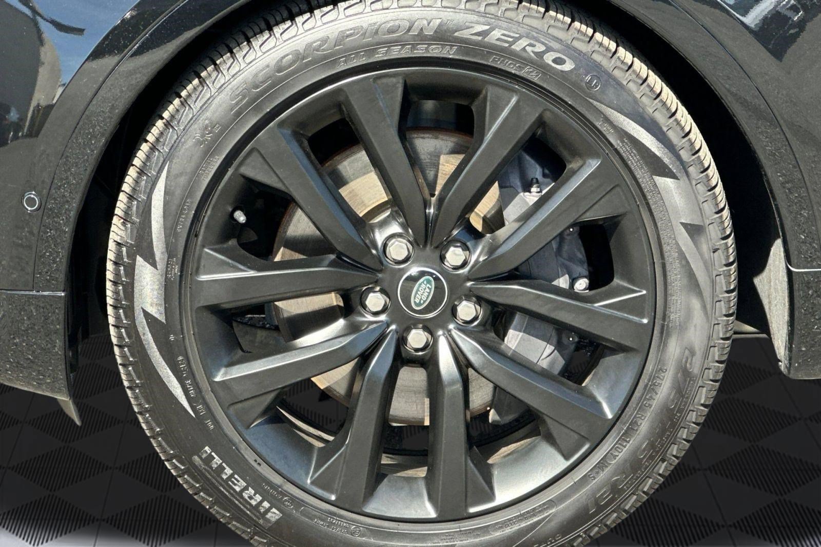 Used 2024 Land Rover Discovery Dynamic SE AWD/4WD image 13