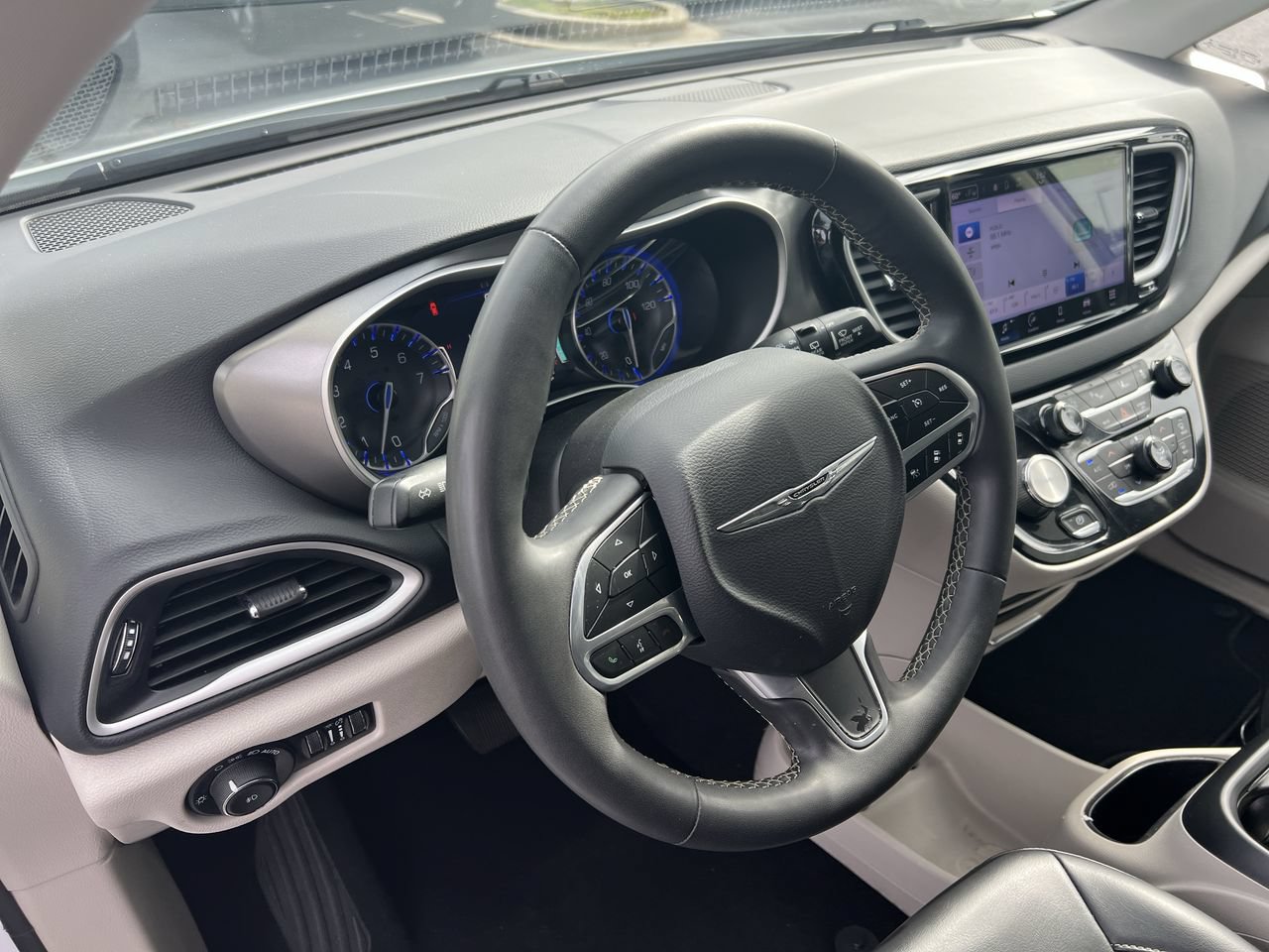 Used 2023 Chrysler Pacifica Touring-L FWD image 18