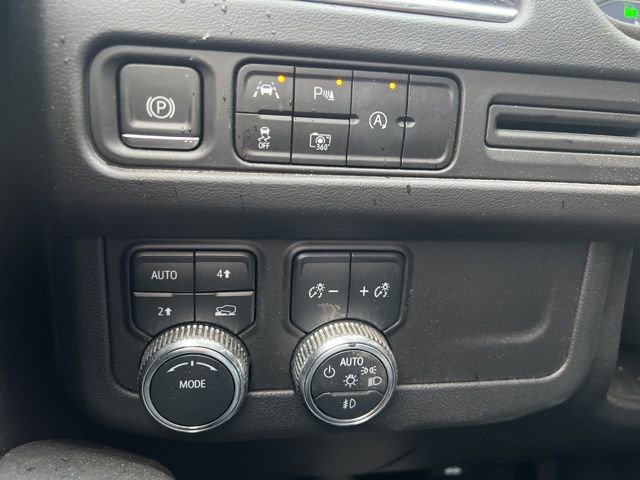 Used 2024 GMC Yukon SLT w/ SLT Luxury Package image 13