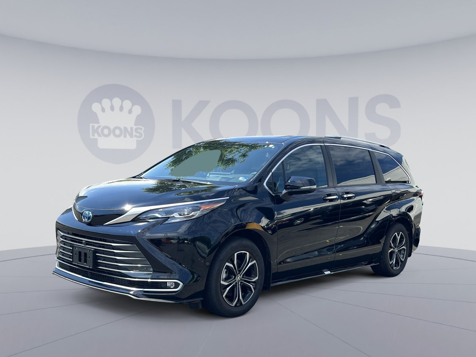 Used 2025 Toyota Sienna Platinum AWD/4WD image 1