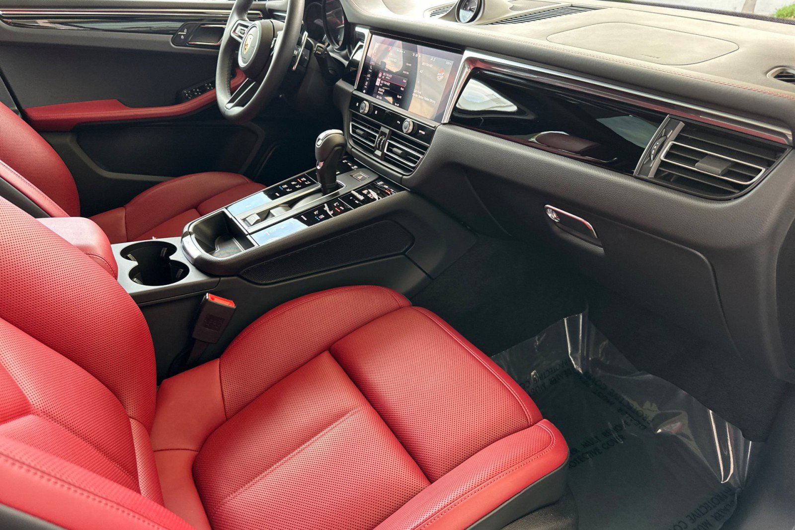 Certified 2025 Porsche Macan image 16
