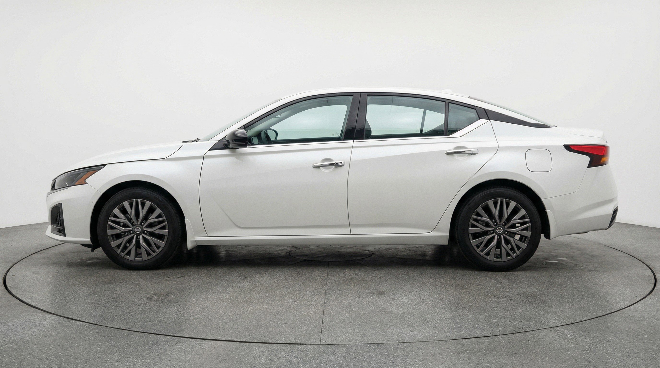 Used 2025 Nissan Altima 2.5 SV image 5