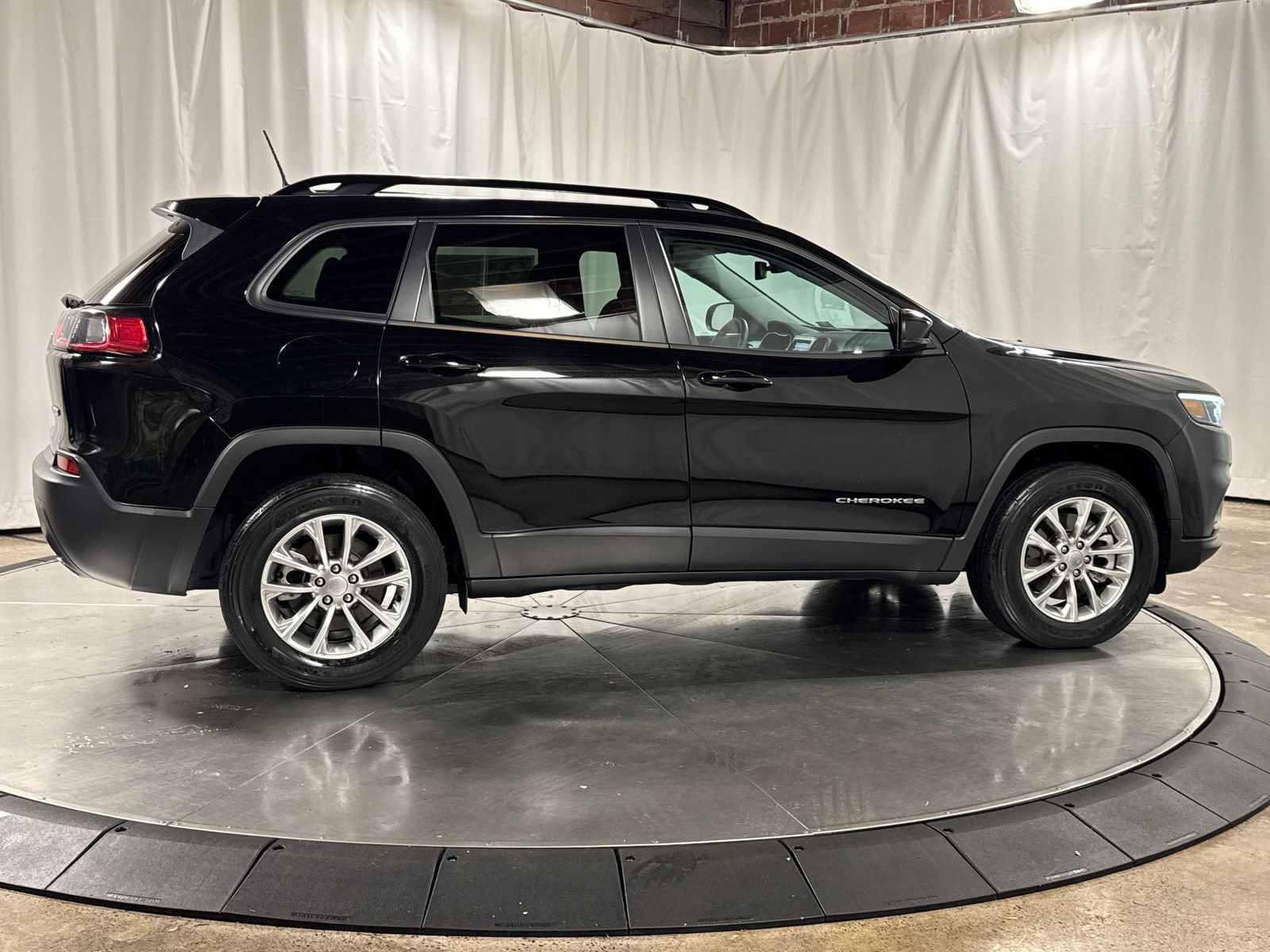 Used 2022 Jeep Cherokee Latitude Lux w/ Mopar Interior Package AWD/4WD image 13