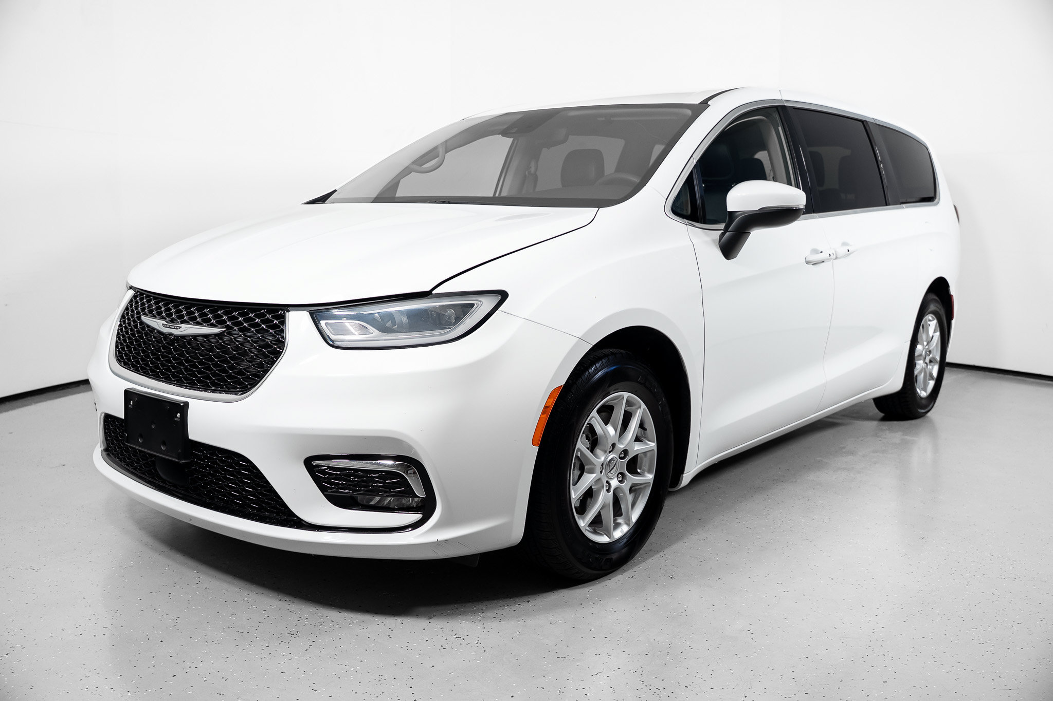 Used 2023 Chrysler Pacifica Touring-L FWD image 16