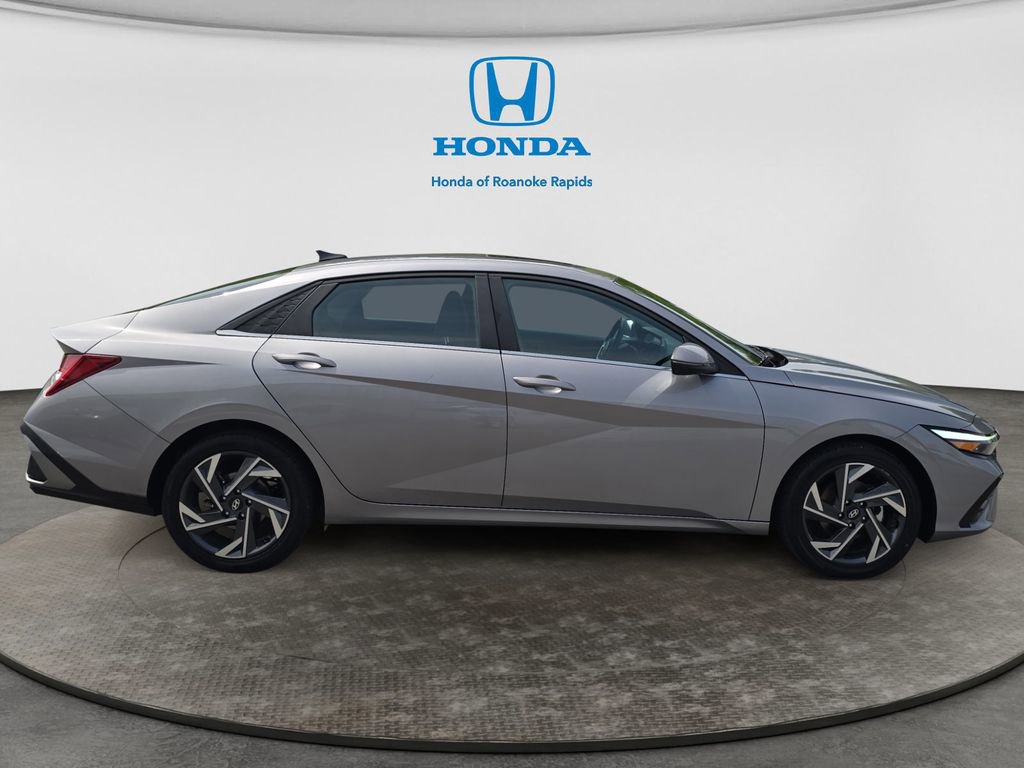 Used 2025 Hyundai Elantra Limited image 6