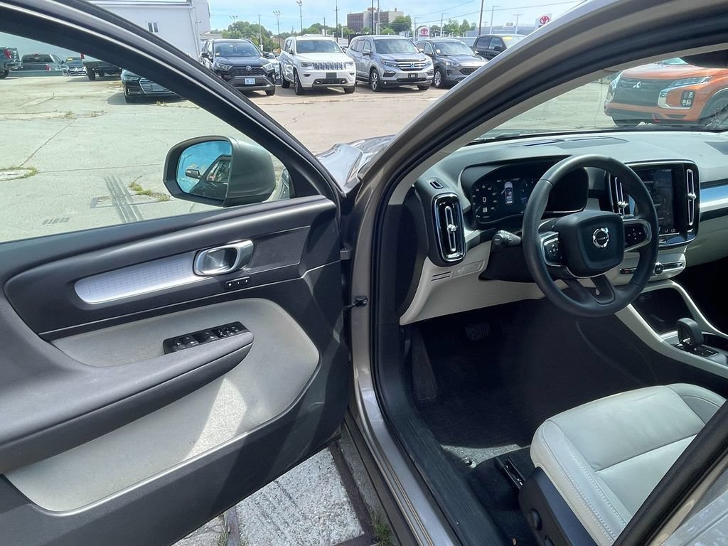 Used 2022 Volvo XC40 T4 Momentum FWD image 10