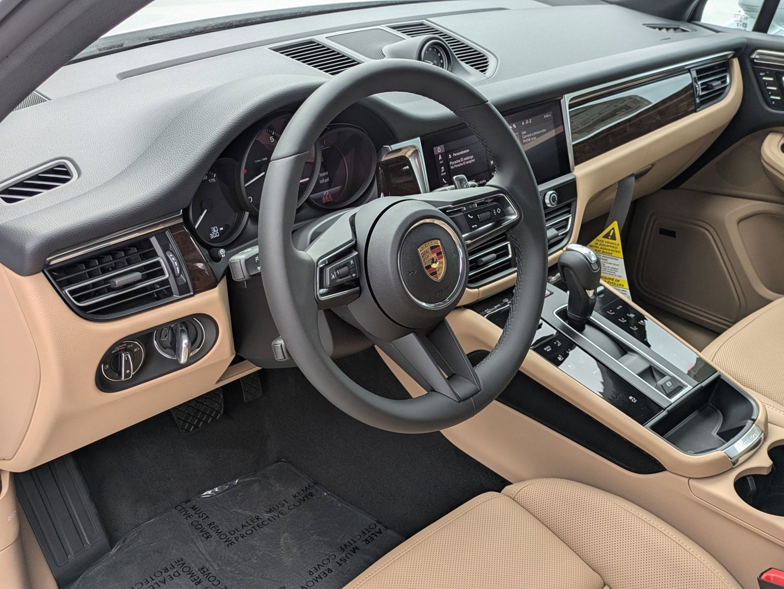 Certified 2025 Porsche Macan AWD/4WD image 4