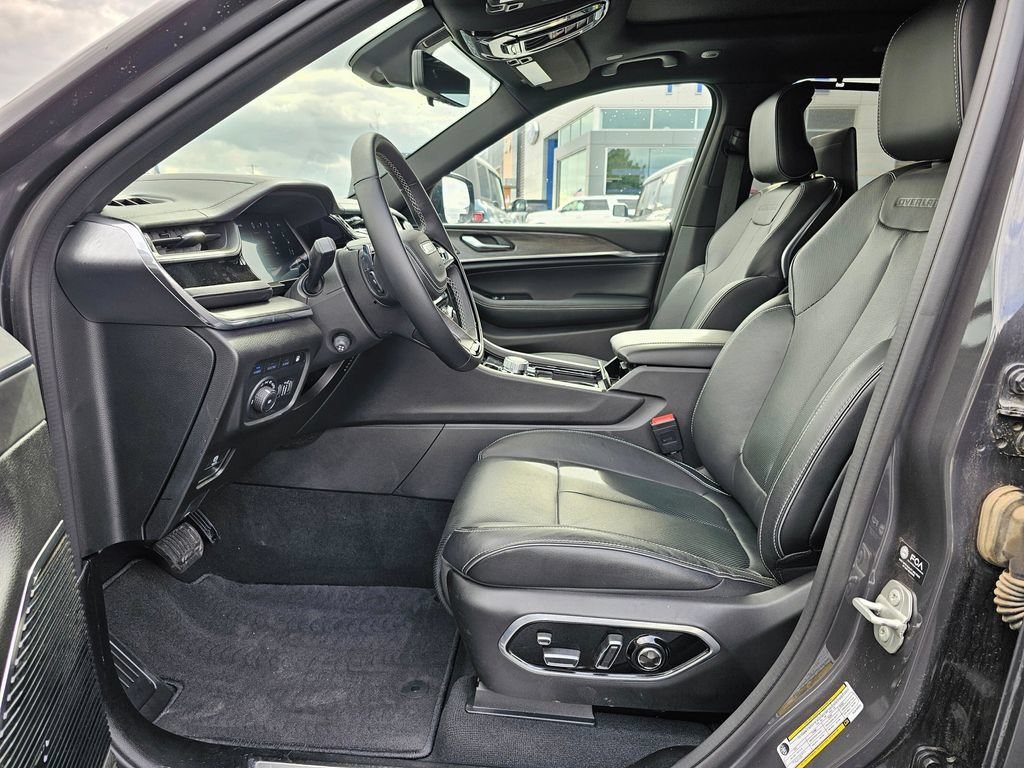 New 2023 Jeep Grand Cherokee Overland w/ Advanced Protech Group III AWD/4WD image 11