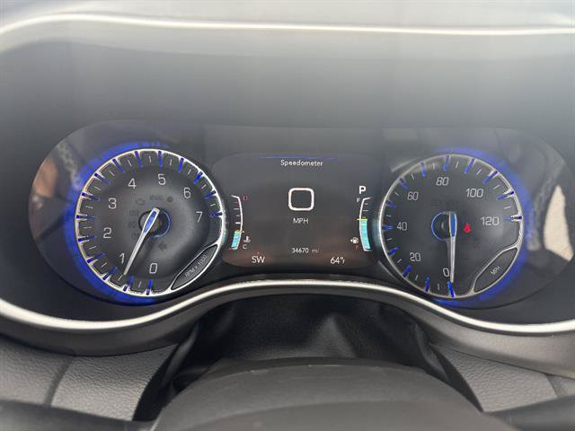 Used 2024 Chrysler Pacifica Touring-L FWD image 27