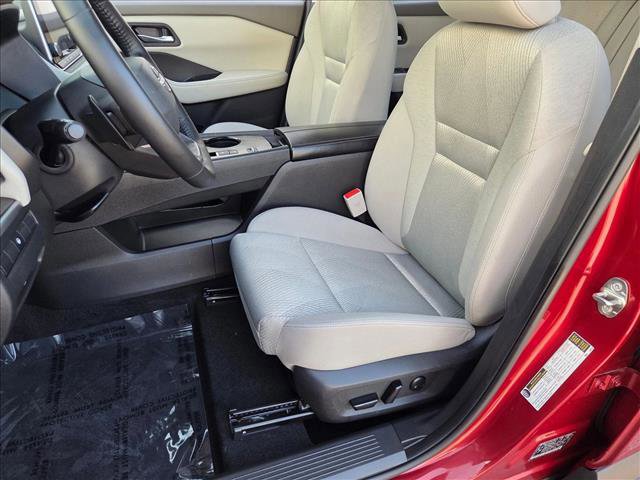 Used 2025 Nissan Rogue SV image 15