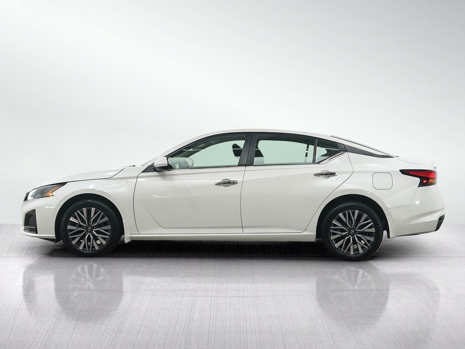 Used 2023 Nissan Altima 2.5 SV AWD/4WD image 2