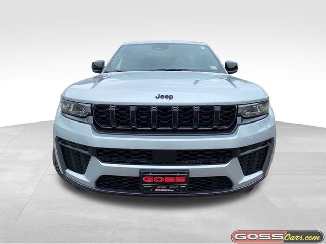 New 2026 Jeep Grand Cherokee Altitude AWD/4WD image 2