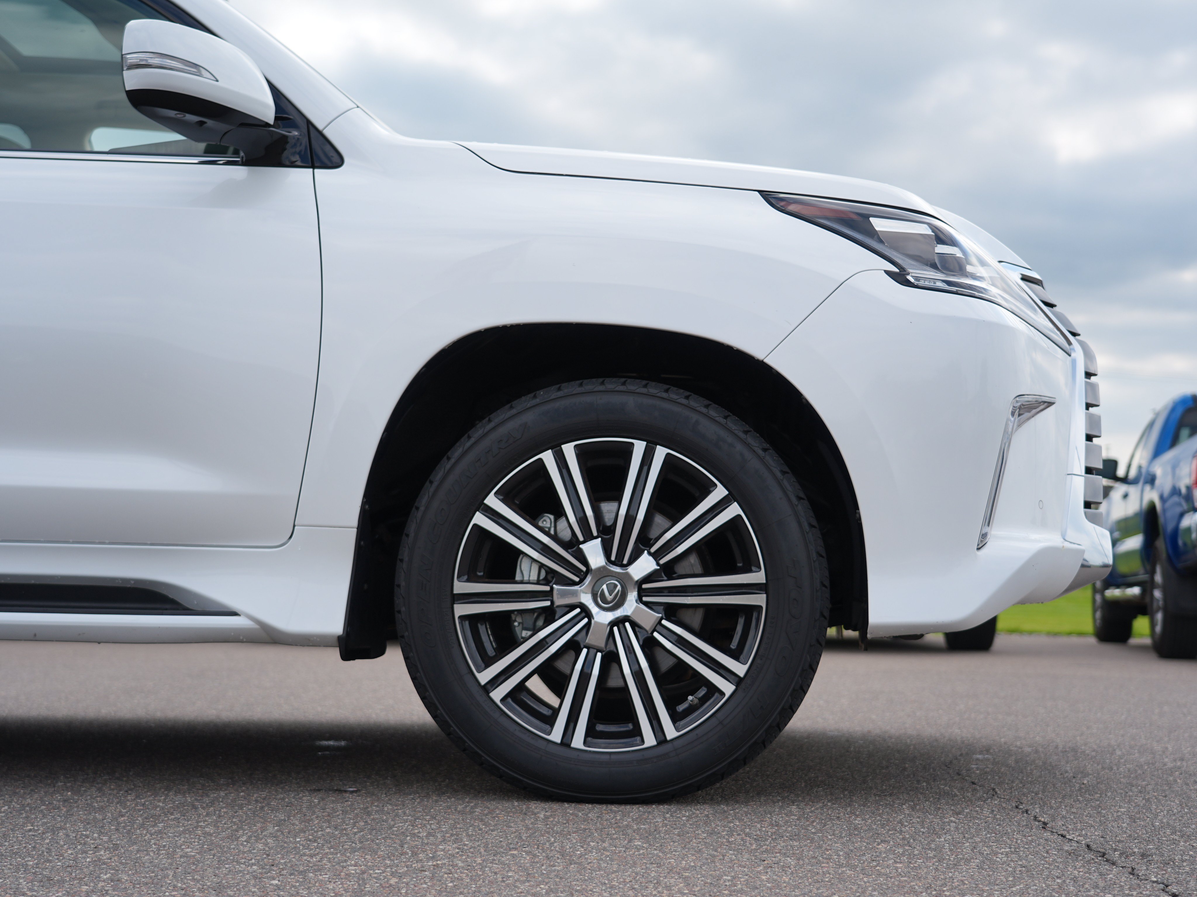 Used 2016 Lexus LX 570 4WD w/ Luxury Package image 11