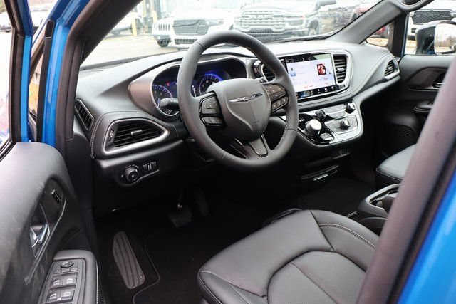 New 2026 Chrysler Pacifica Select w/ S Appearance Package FWD image 12