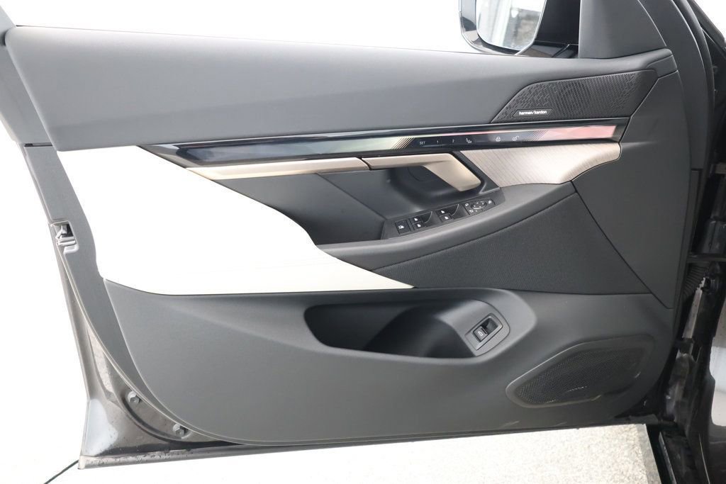 Used 2024 BMW i5 eDrive40i w/ M Sport Package image 11