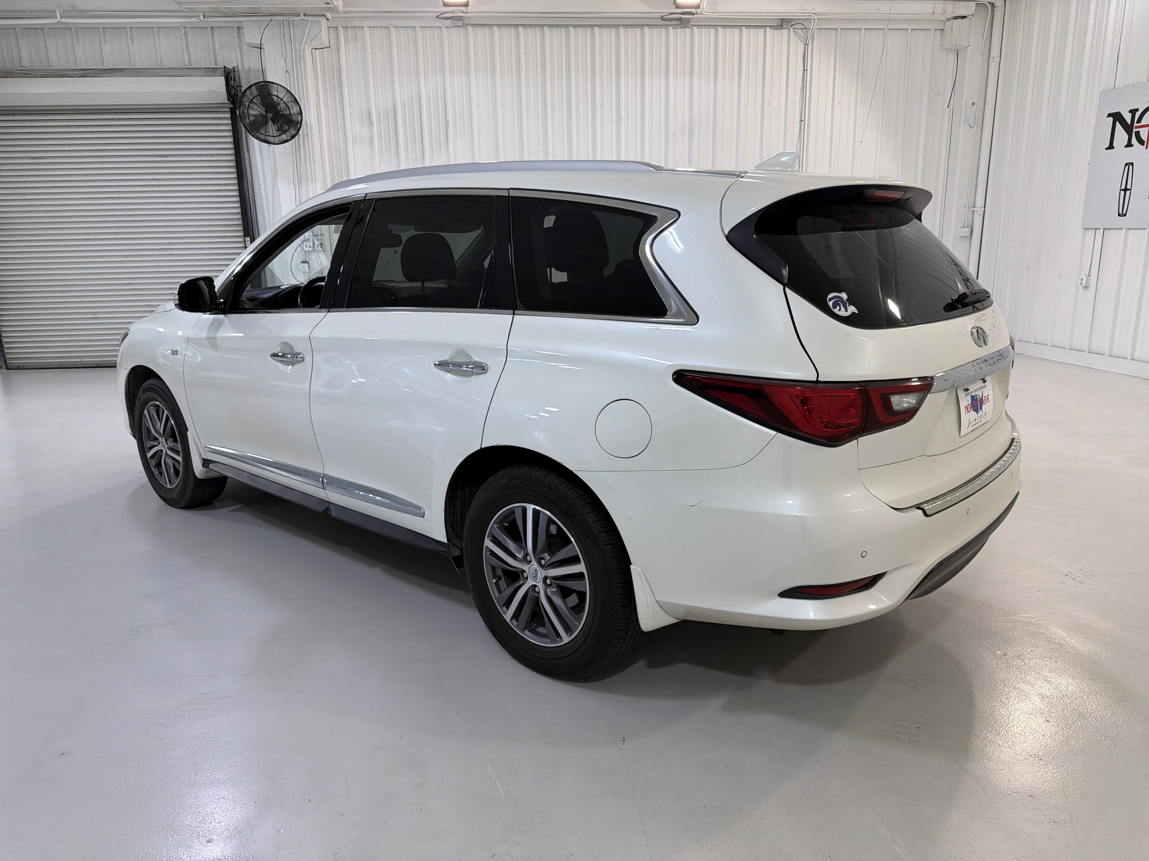 Used 2020 INFINITI QX60 Luxe w/ Essential Package FWD image 3