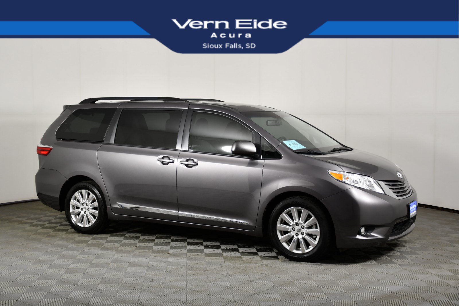 Used 2017 Toyota Sienna XLE Premium AWD/4WD image 1