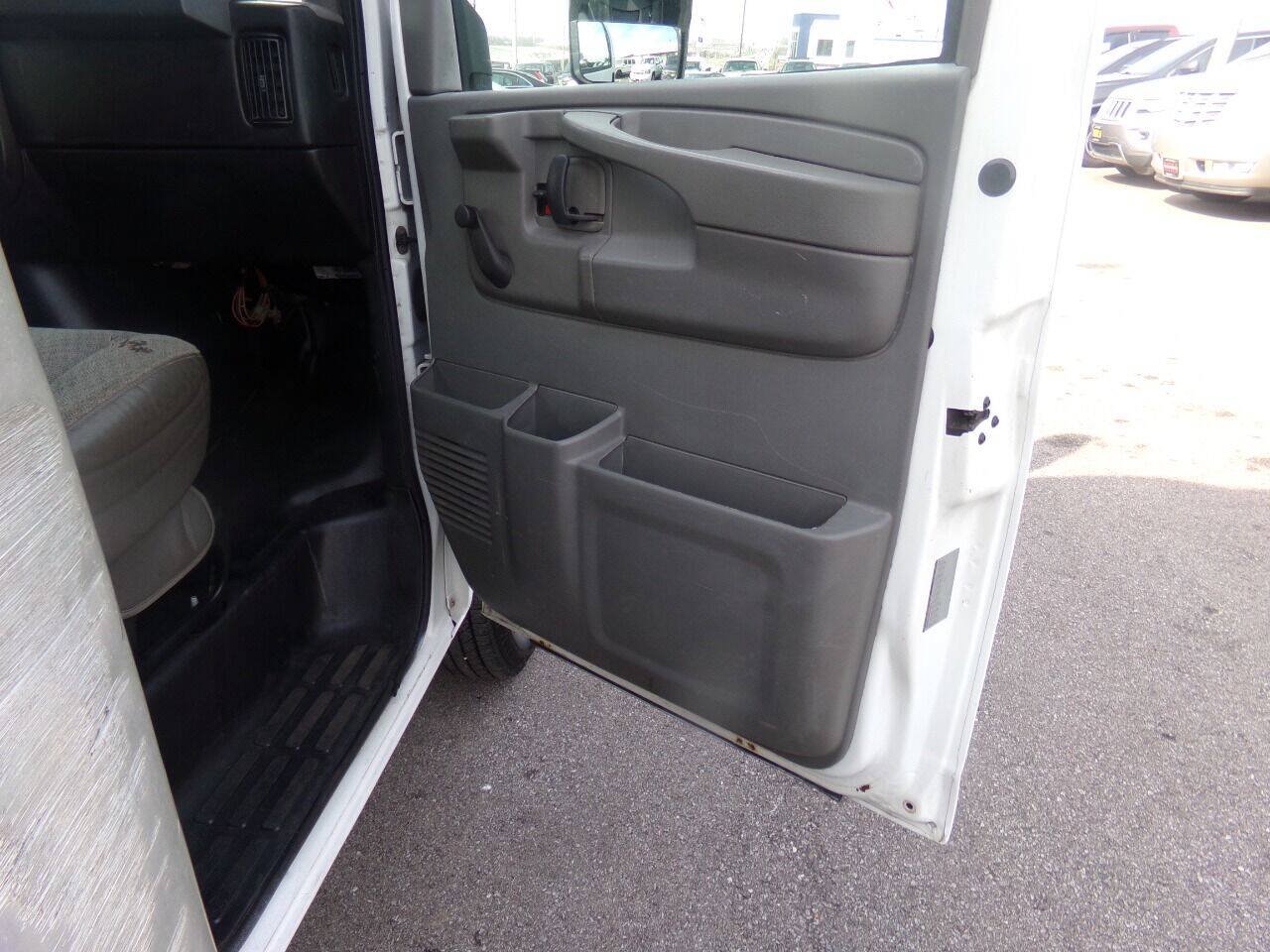 Used 2009 Chevrolet Express 3500 RWD image 21
