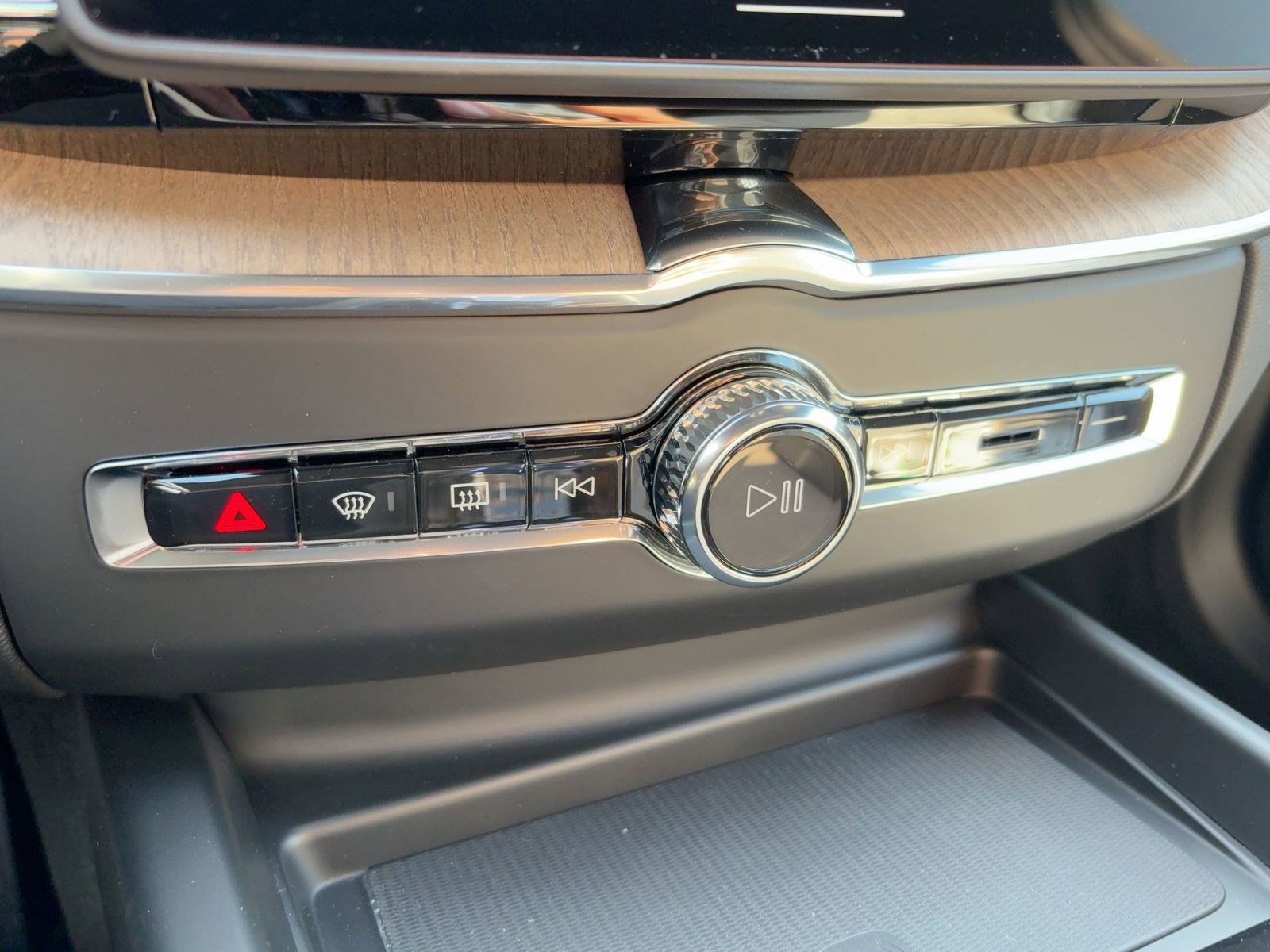 New 2026 Volvo XC60 T8 Plus w/ Protection Package Premier image 17