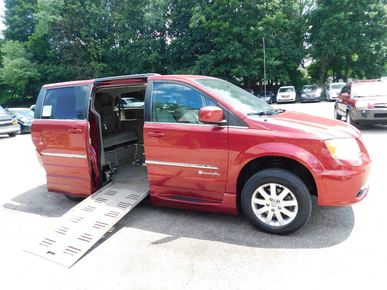 Used 2013 Chrysler Town & Country Touring image 1
