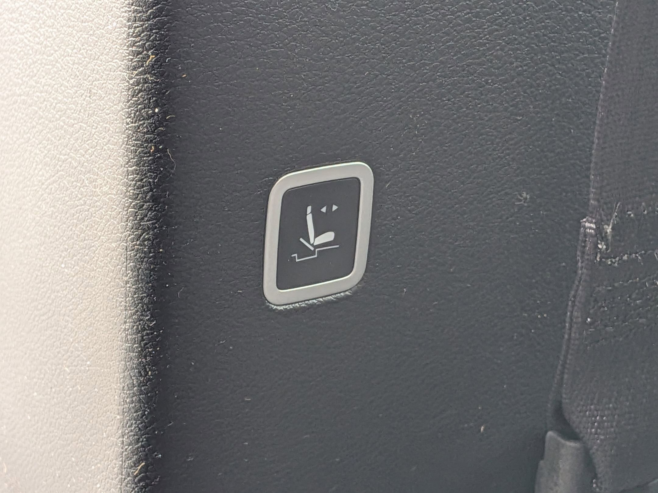 New 2026 Chrysler Pacifica Limited w/ Uconnect Theater Family Group image 32