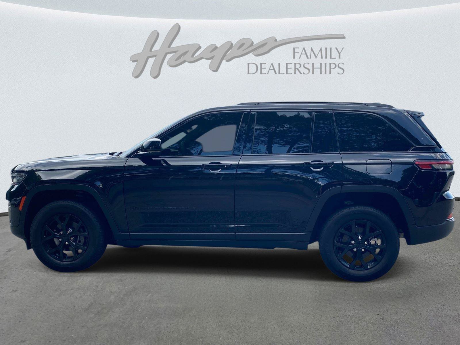 Used 2024 Jeep Grand Cherokee Altitude RWD image 8
