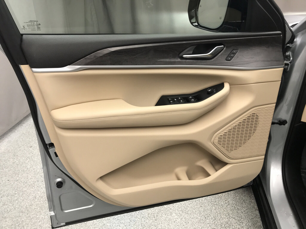 Used 2023 Jeep Grand Cherokee Limited w/ Luxury Tech Group II image 8