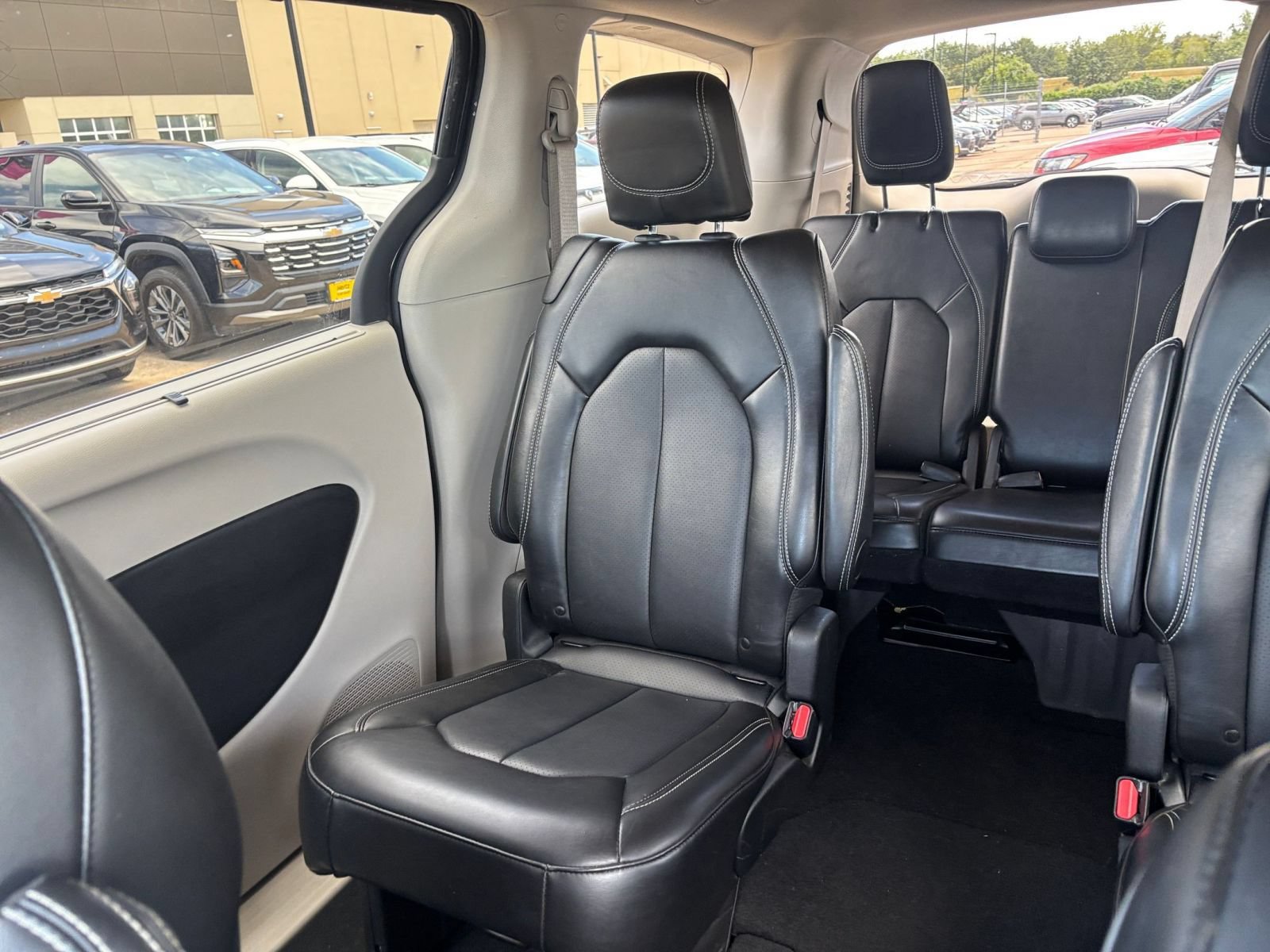 Used 2024 Chrysler Pacifica Touring-L FWD image 41