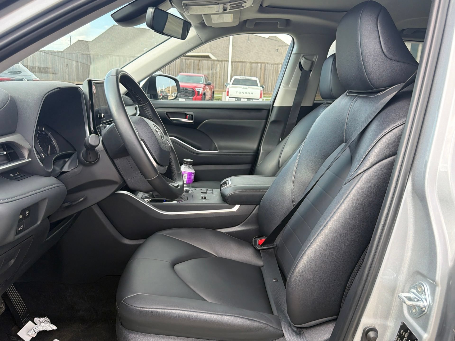 Used 2025 Toyota Highlander XLE FWD image 11
