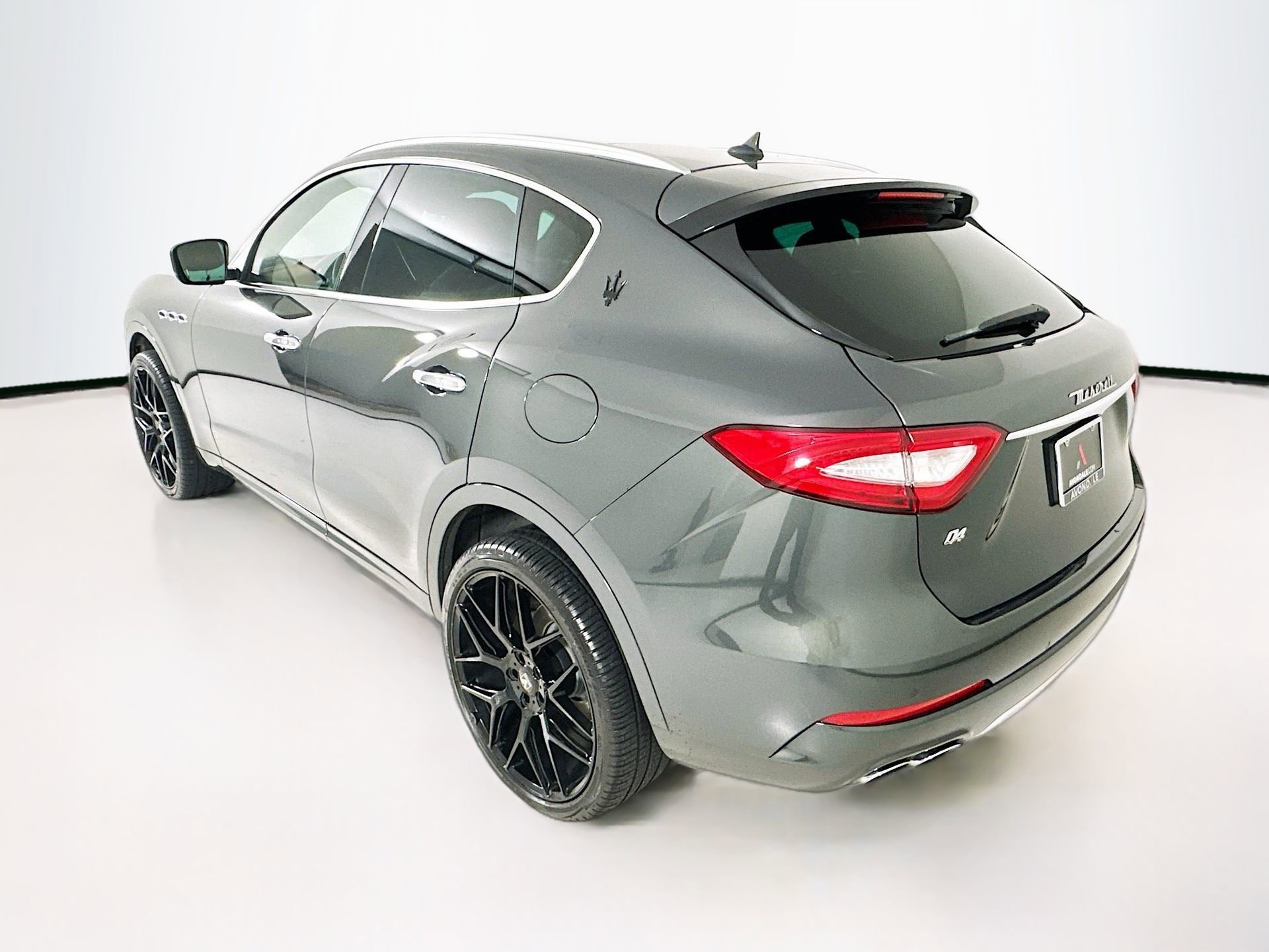 Used 2017 Maserati Levante w/ Luxury Package AWD/4WD image 6