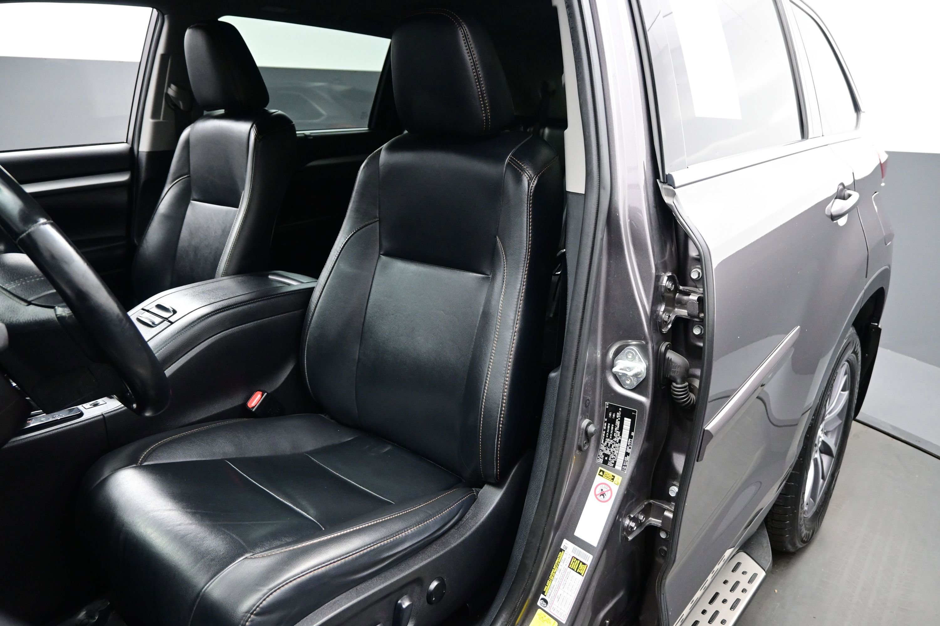 Used 2019 Toyota Highlander XLE AWD/4WD image 12