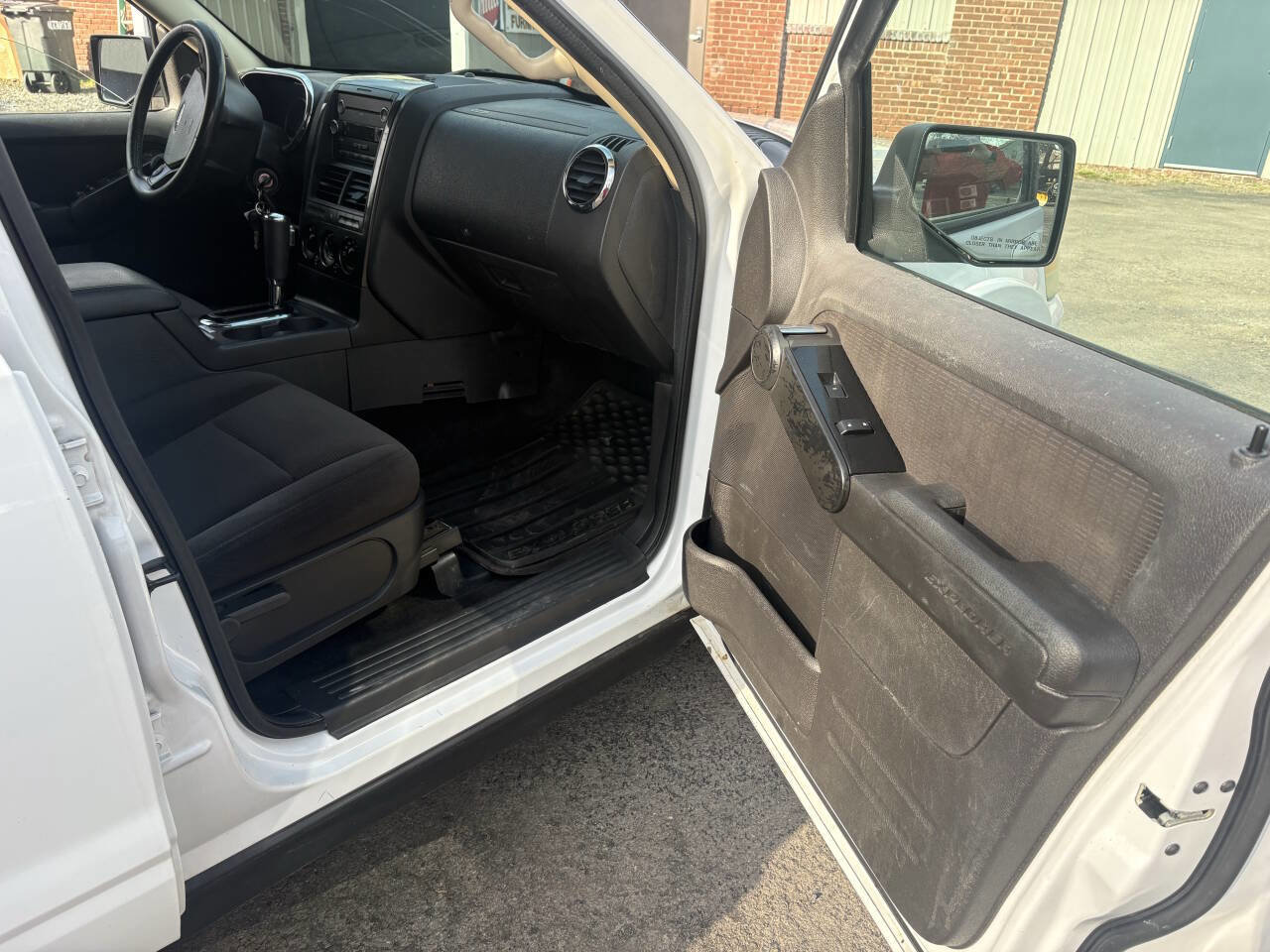 Used 2010 Ford Explorer XLT image 9