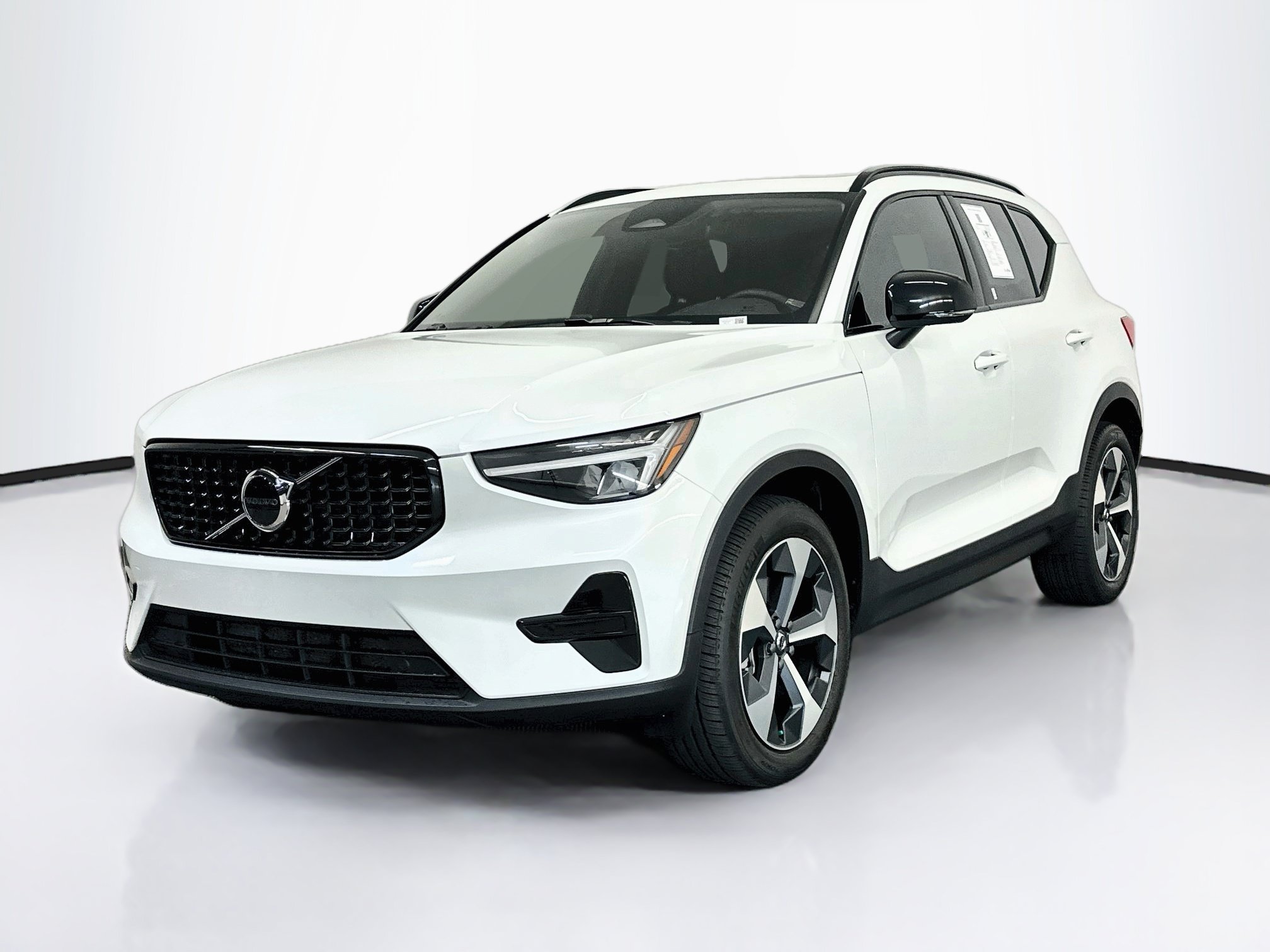 Used 2024 Volvo XC40 B5 Core w/ Protection Package Premier AWD/4WD image 3