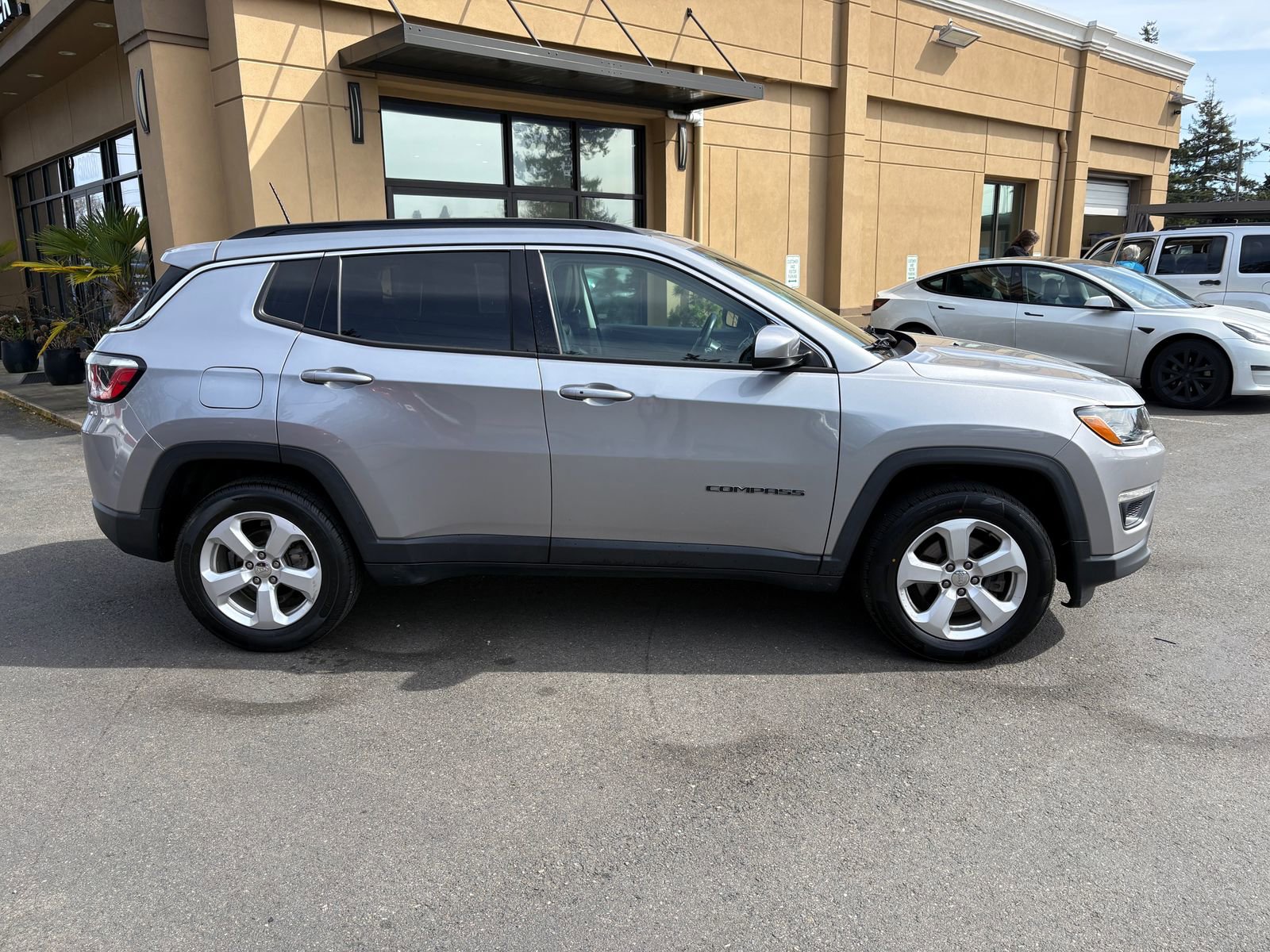 Used 2018 Jeep Compass Latitude w/ Popular Equipment Group image 8