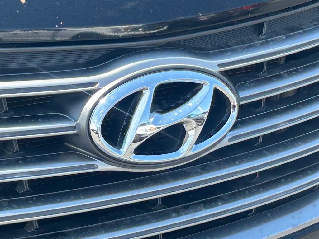 Used 2017 Hyundai Santa Fe SE w/ Cargo Package AWD/4WD image 11