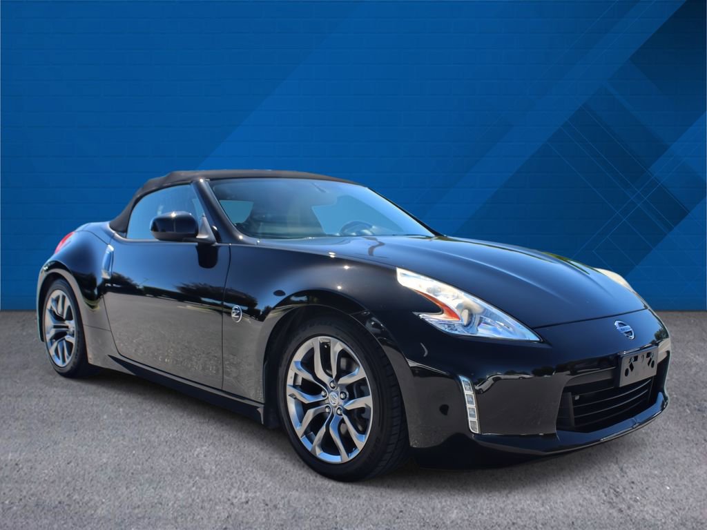 Used 2014 Nissan 370Z Touring RWD image 2
