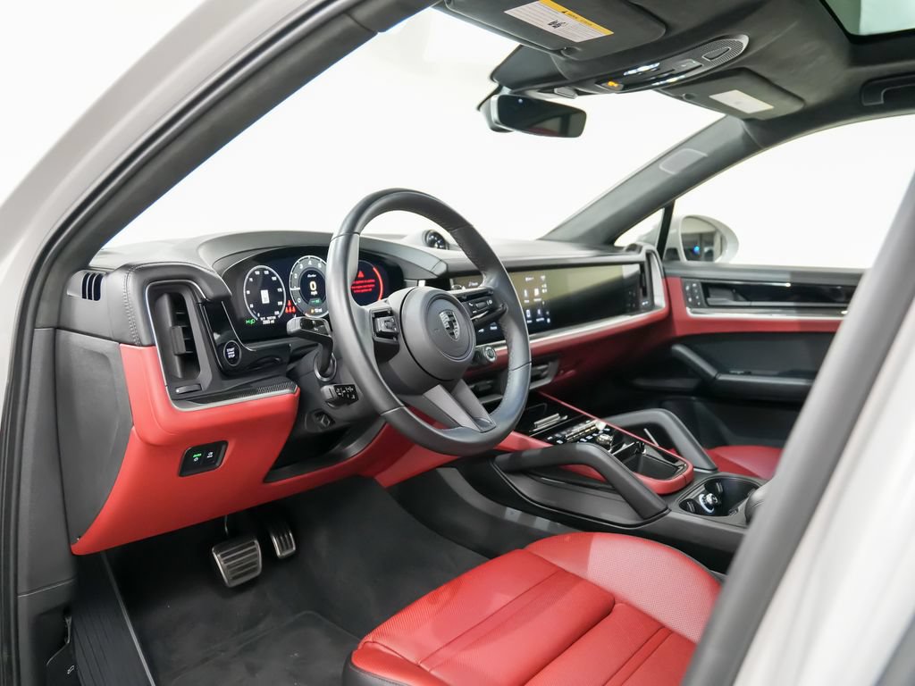 Used 2025 Porsche Cayenne Turbo AWD/4WD image 4