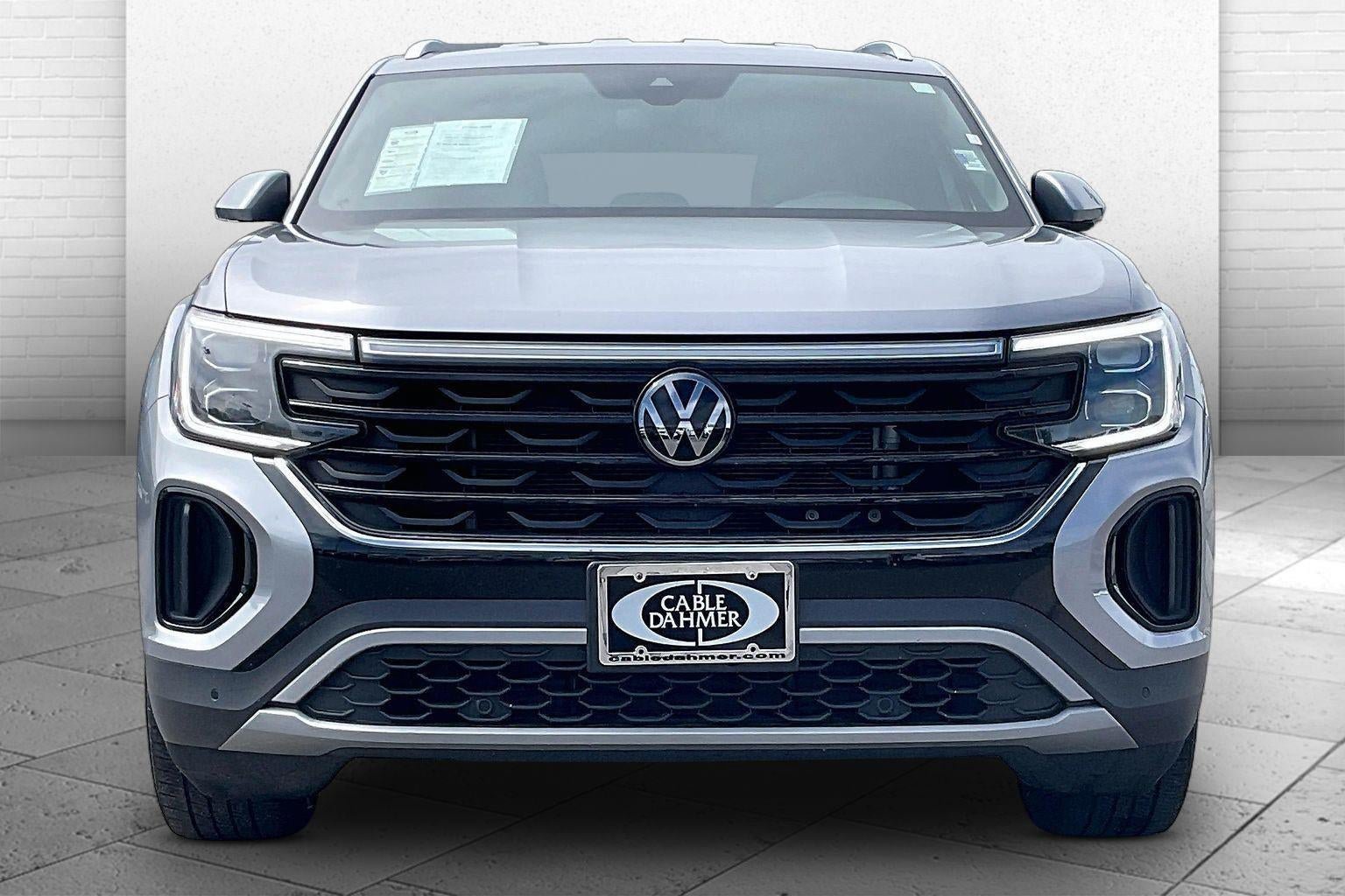 Used 2024 Volkswagen Atlas Cross Sport SE FWD image 2