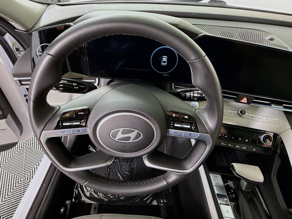 Certified 2025 Hyundai Elantra Limited FWD image 23