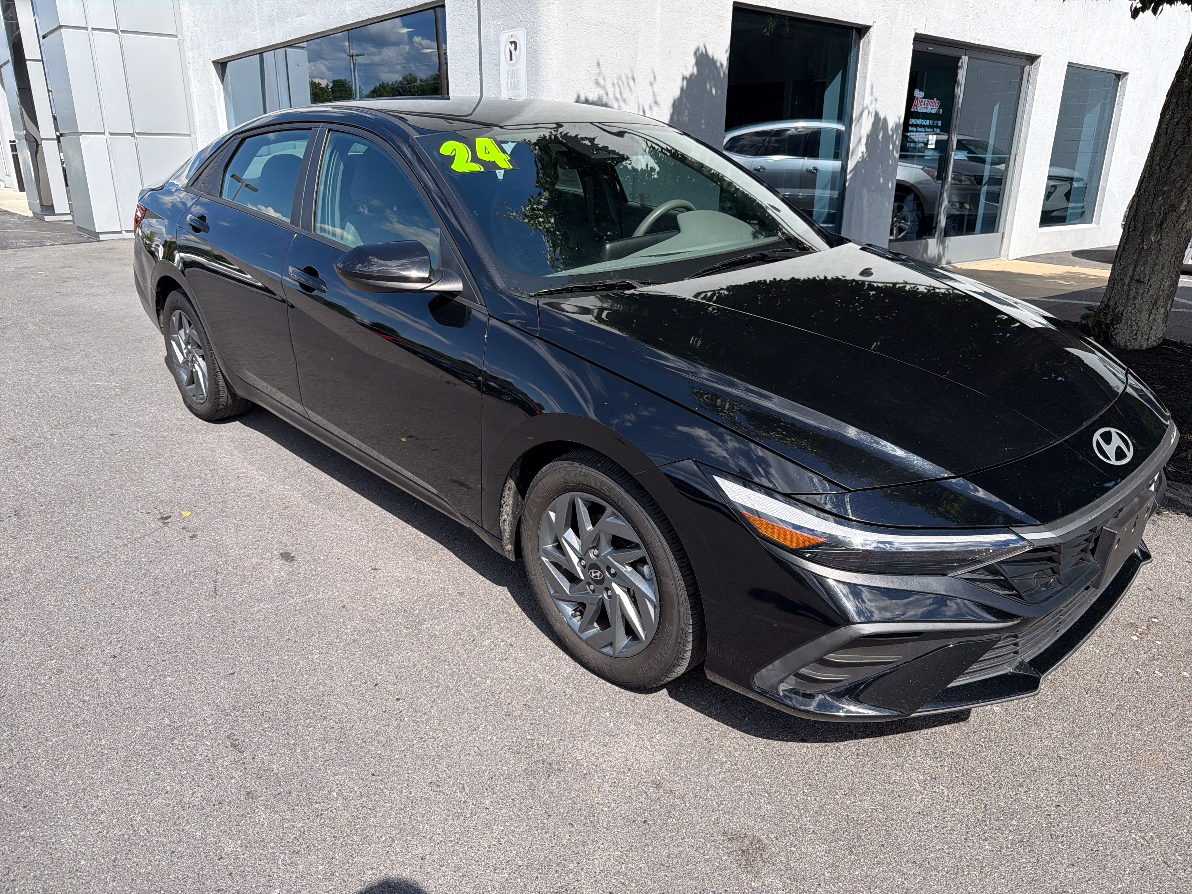 Used 2024 Hyundai Elantra SEL FWD image 1