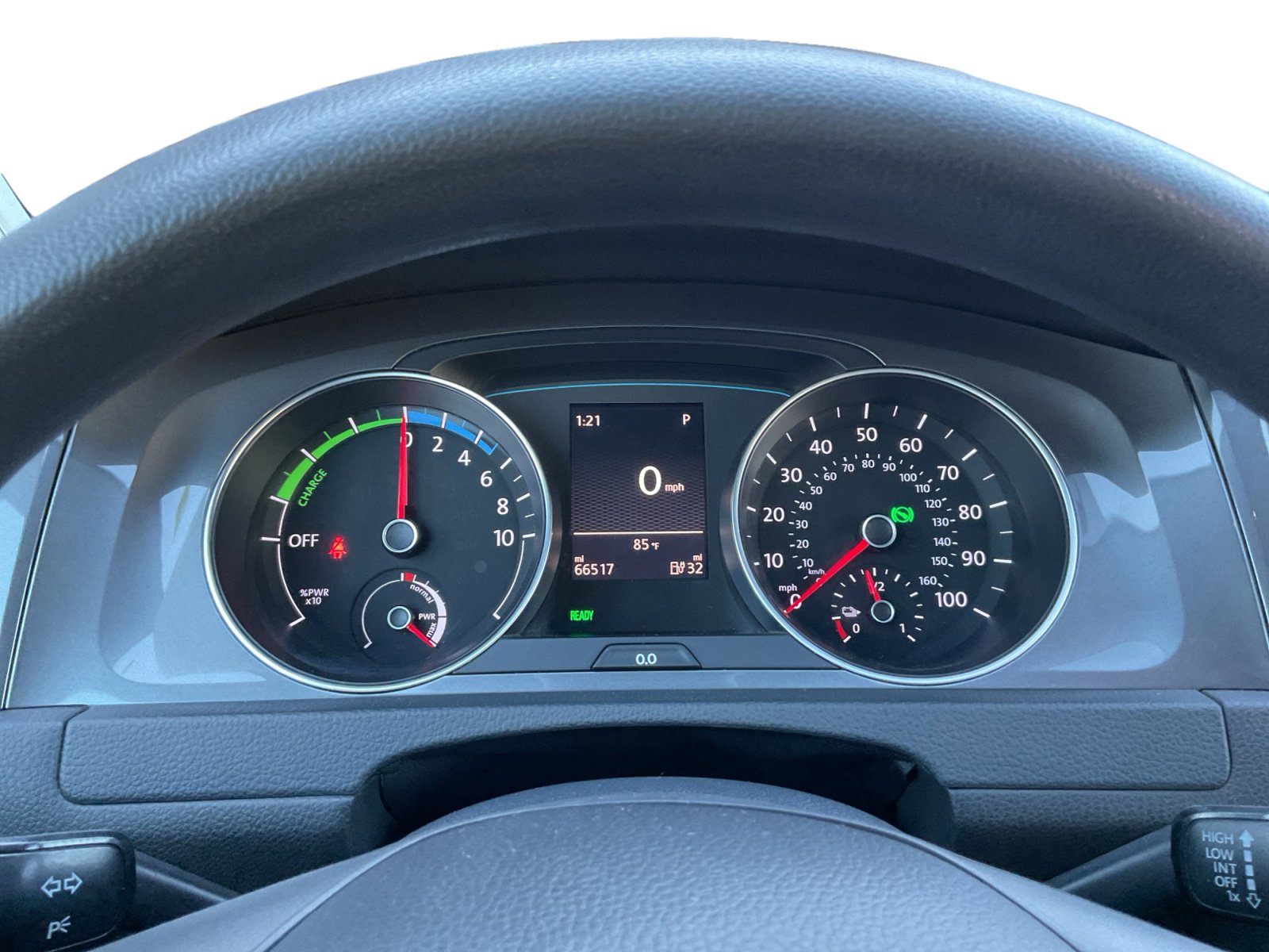 Used 2016 Volkswagen e-Golf SE w/ DC Fast Charging Package image 13