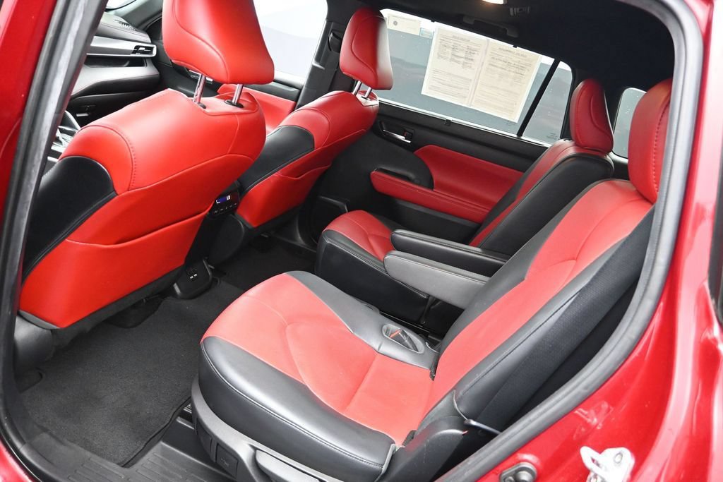 Used 2021 Toyota Highlander XSE FWD image 18